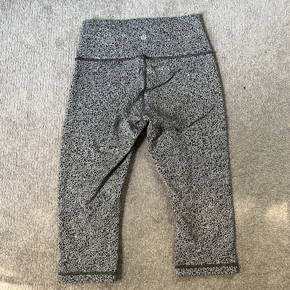 LuluLemon cropped leggings size 8 - Picture 2 of 4